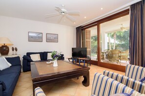 TV - Samar Villa, centrally located, close to the beach, A/C, option of fenced pool (Santanyí)
