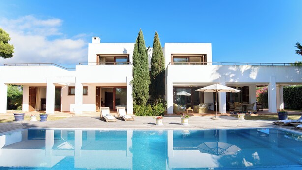 A modern house with a swimming pool, outdoor seating, and two tall trees. - Samar Villa, centrally located, close to the beach, A/C, option of fenced pool (Santanyí)