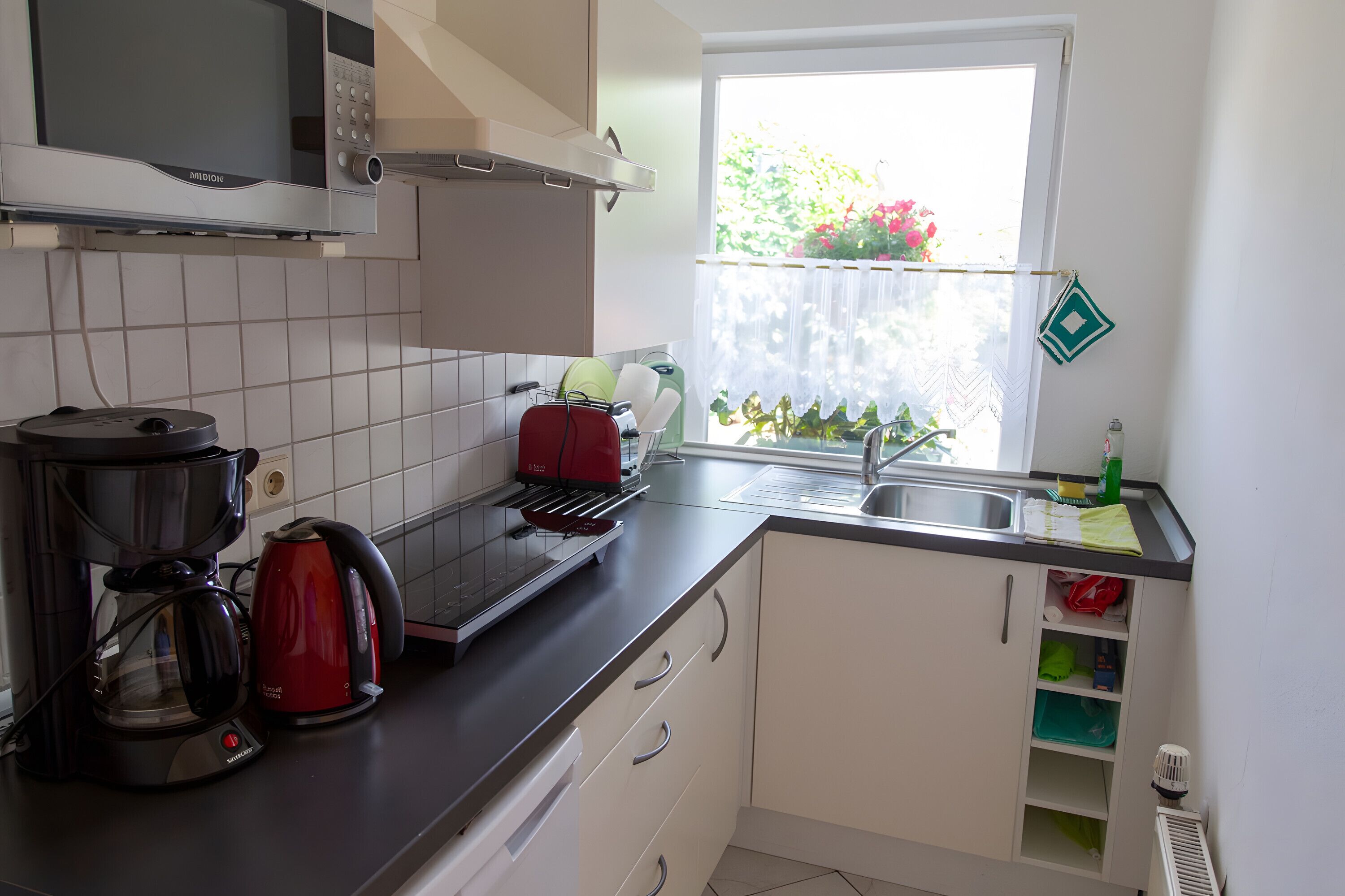 Kühlschrank, Mikrowelle, Herdplatte, Wasserkocher mit Kaffee-/Teezubehör