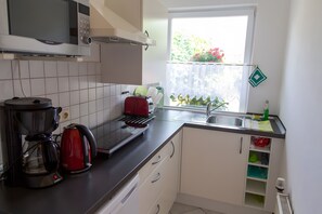 Kühlschrank, Mikrowelle, Herdplatte, Wasserkocher mit Kaffee-/Teezubehör