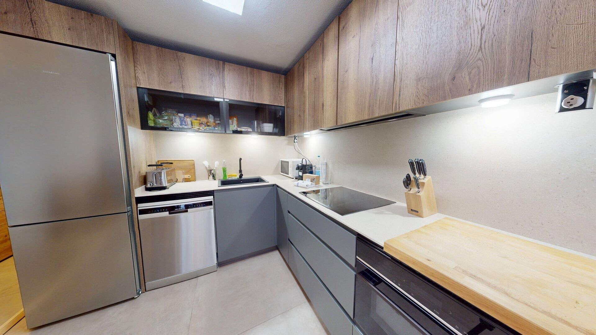 ثلاجة، فرن، موقد طهي مسطح، غسالة أطباق