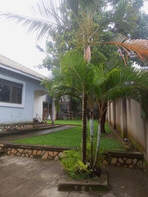 Property grounds - Sour Sop Guest House  (Kampala)