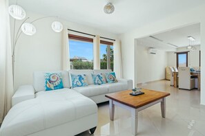 Smart TV - New 3BR w/ Private Pool • 5-Min Walk to Beach By Bocobay (Noord)