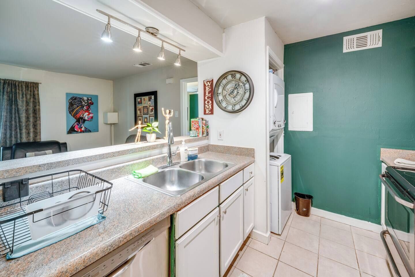 Een magnetron, een oven, een kookplaat, een vaatwasser