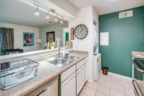 Een magnetron, een oven, een kookplaat, een vaatwasser