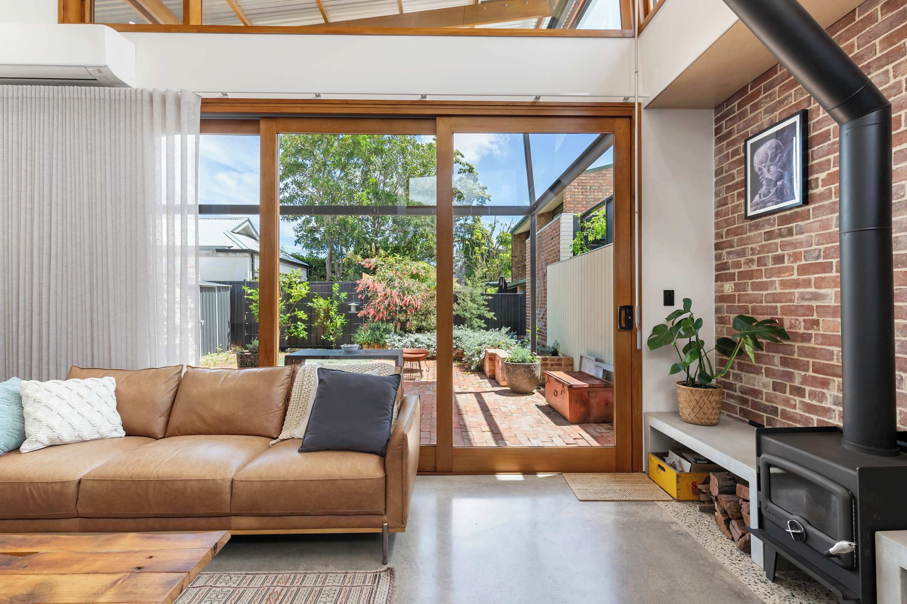 TV, lareira, aparelho de som, escritórios