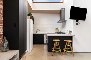 Frigorifero, microonde, forno, piano cottura