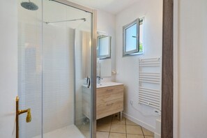 Shower, hair dryer, towels