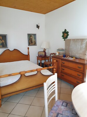 4 habitaciones, tabla de planchar con plancha, wifi y ropa de cama 