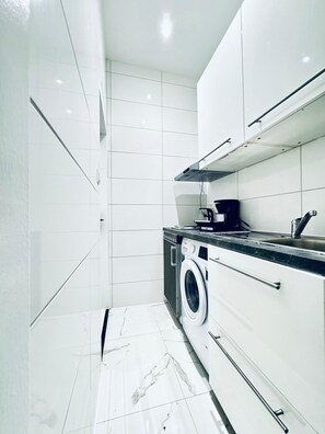 Basic Apartment | Private kitchen | Mini-fridge, microwave, stovetop, cookware/dishes/utensils