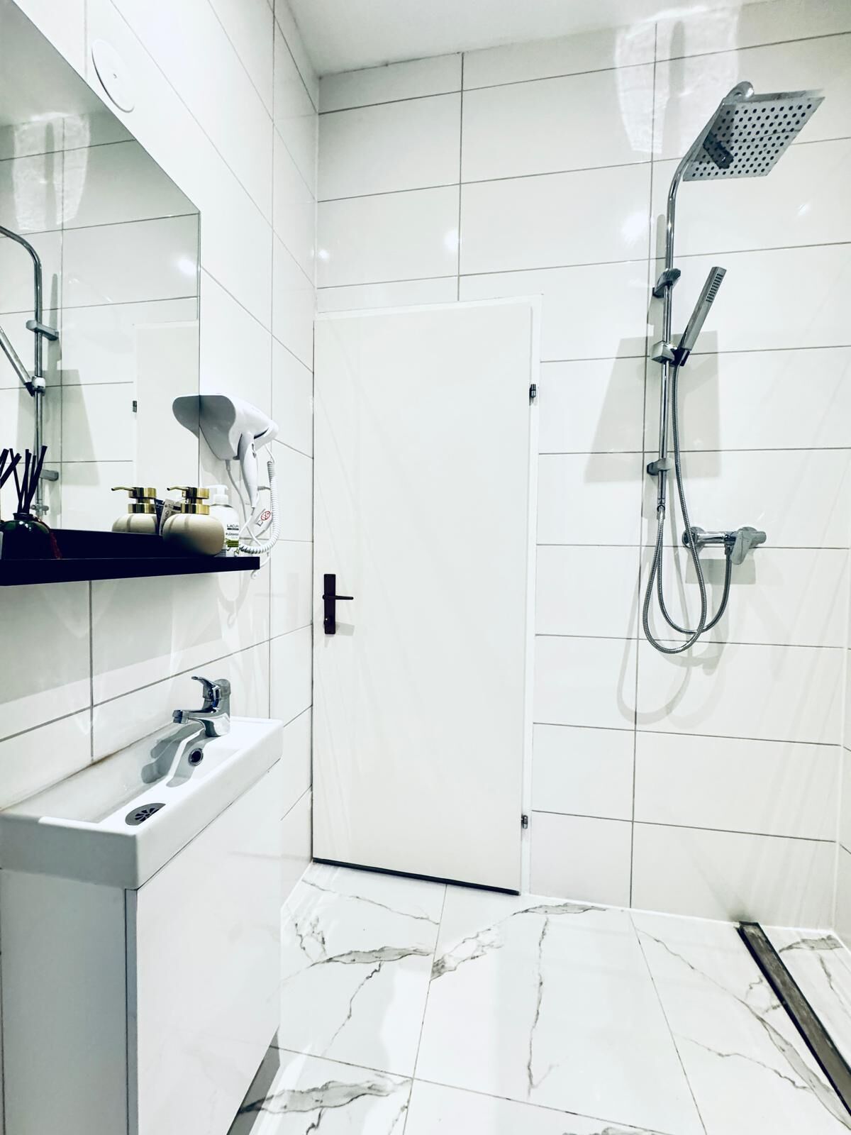 Perushuoneisto | Kylpyhuone | Suihku, ilmaiset hygieniatuotteet, hiustenkuivaaja, pyyhkeet