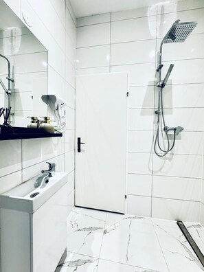 Leilighet – basic | Bad | Dusj, toalettartikler (inkludert), hårføner og håndklær