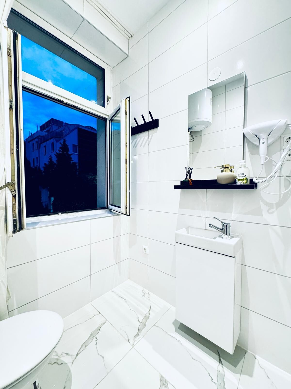 ベーシック アパートメント | バスルーム | シャワー、バスアメニティ (無料)、ヘアドライヤー、タオル