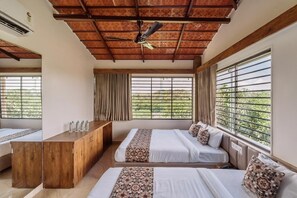 Escritorio, espacio para trabajar con laptop y wifi gratis