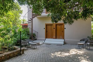 Escritorio, espacio para trabajar con laptop y wifi gratis