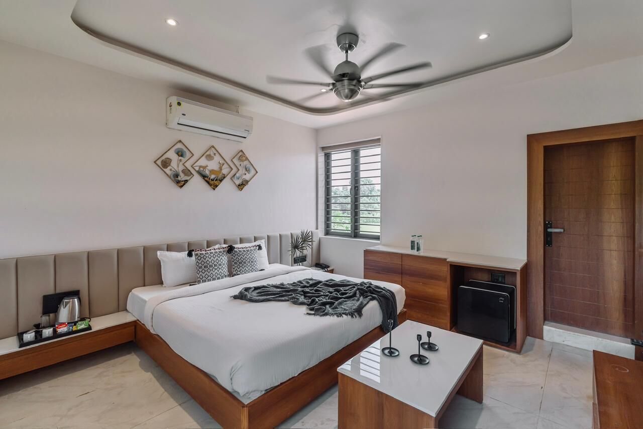 Desk, laptop workspace, free WiFi