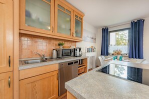 Fridge, microwave, oven, stovetop - Villa Sanssouci 03 - central location and child-friendly facilities (Heringsdorf (Seebad))