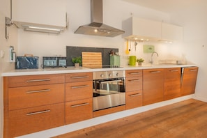 Fridge, oven, stovetop, dishwasher - Haus Auguste 17 - idyllic family home with balcony (Bansin (Seebad))