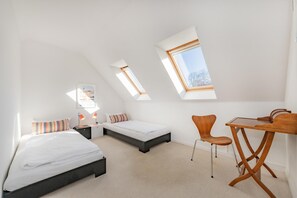 2 bedrooms, travel cot, free WiFi, bed sheets - Haus Auguste 17 - idyllic family home with balcony (Bansin (Seebad))