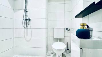 Departamento básico | Baño | Regadera, amenidades de baño gratuitas, secadora de cabello, toallas