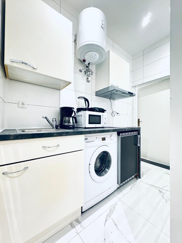 Basic Apartment | Private kitchen | Mini-fridge, microwave, stovetop, cookware/dishes/utensils
