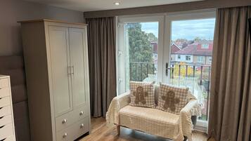 House, 4 Bedrooms, Balcony | Living area | Books