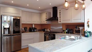 House, 4 Bedrooms, Balcony | Interior