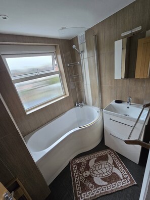 House, 4 Bedrooms, Balcony | Bathroom - Spacious 4-bed House Close to LHR and London (Hounslow)