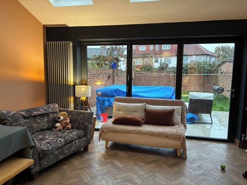 Spacious 4-bed House Close to LHR and London