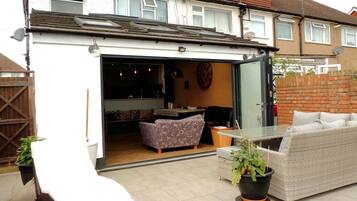 House, 4 Bedrooms, Balcony | Outdoor dining