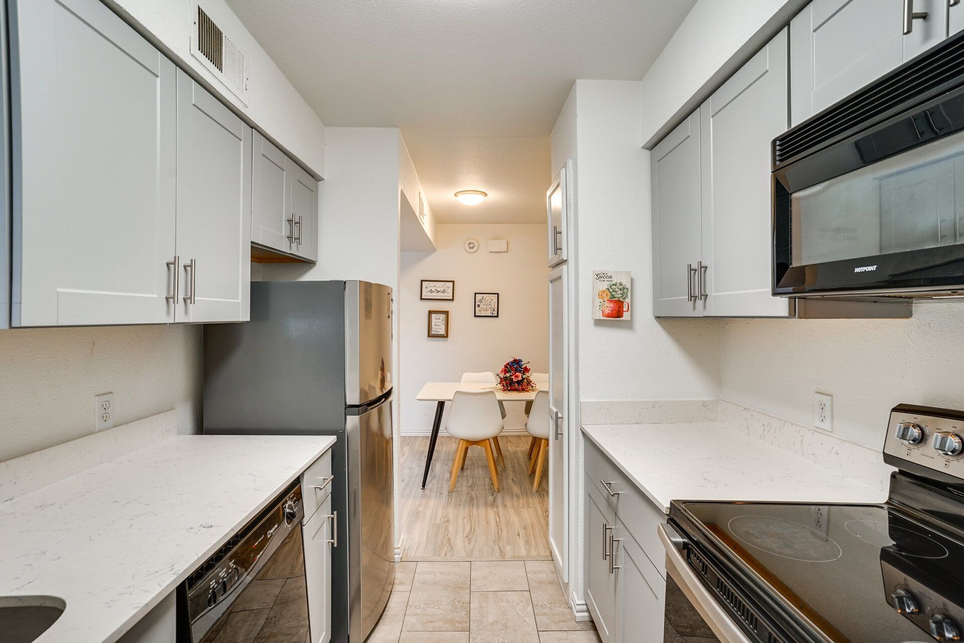 Een magnetron, een oven, een kookplaat, een vaatwasser