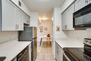 Een magnetron, een oven, een kookplaat, een vaatwasser