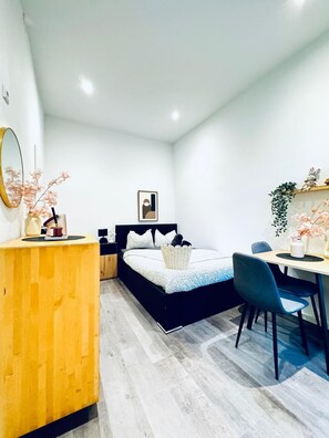 Basic Apartment | Iron/ironing board