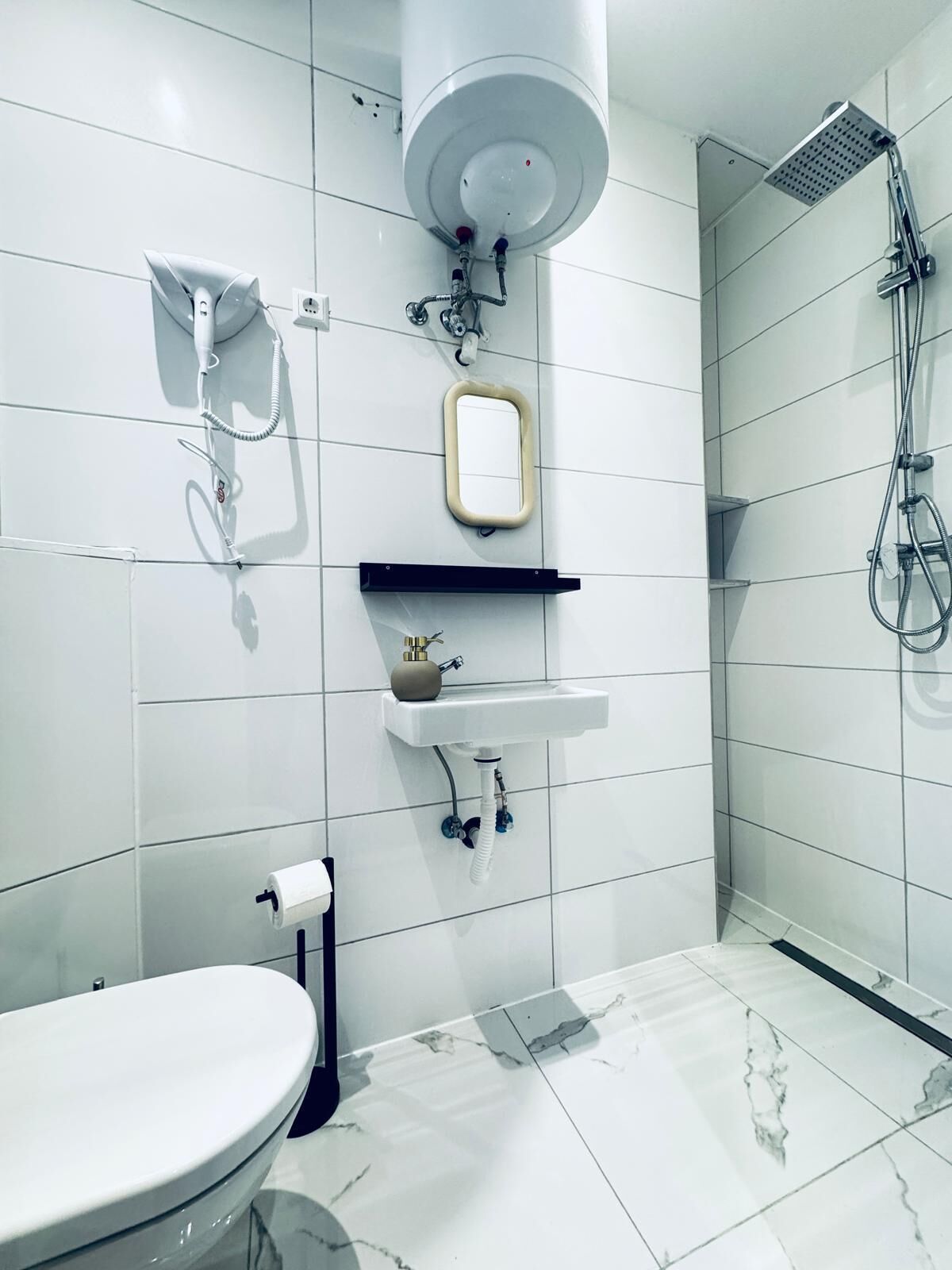 Basic Apartment | Bathroom | Shower, free toiletries, hair dryer, towels