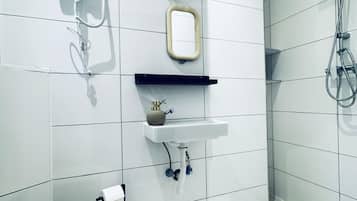 Basic Apartment | Bathroom | Shower, free toiletries, hair dryer, towels