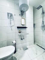 Basic Apartment | Bathroom | Shower, free toiletries, hair dryer, towels