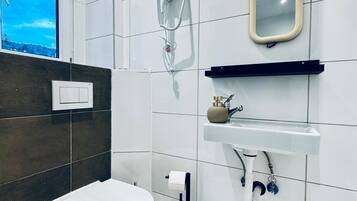 Departamento básico | Baño | Regadera, amenidades de baño gratuitas, secadora de cabello, toallas