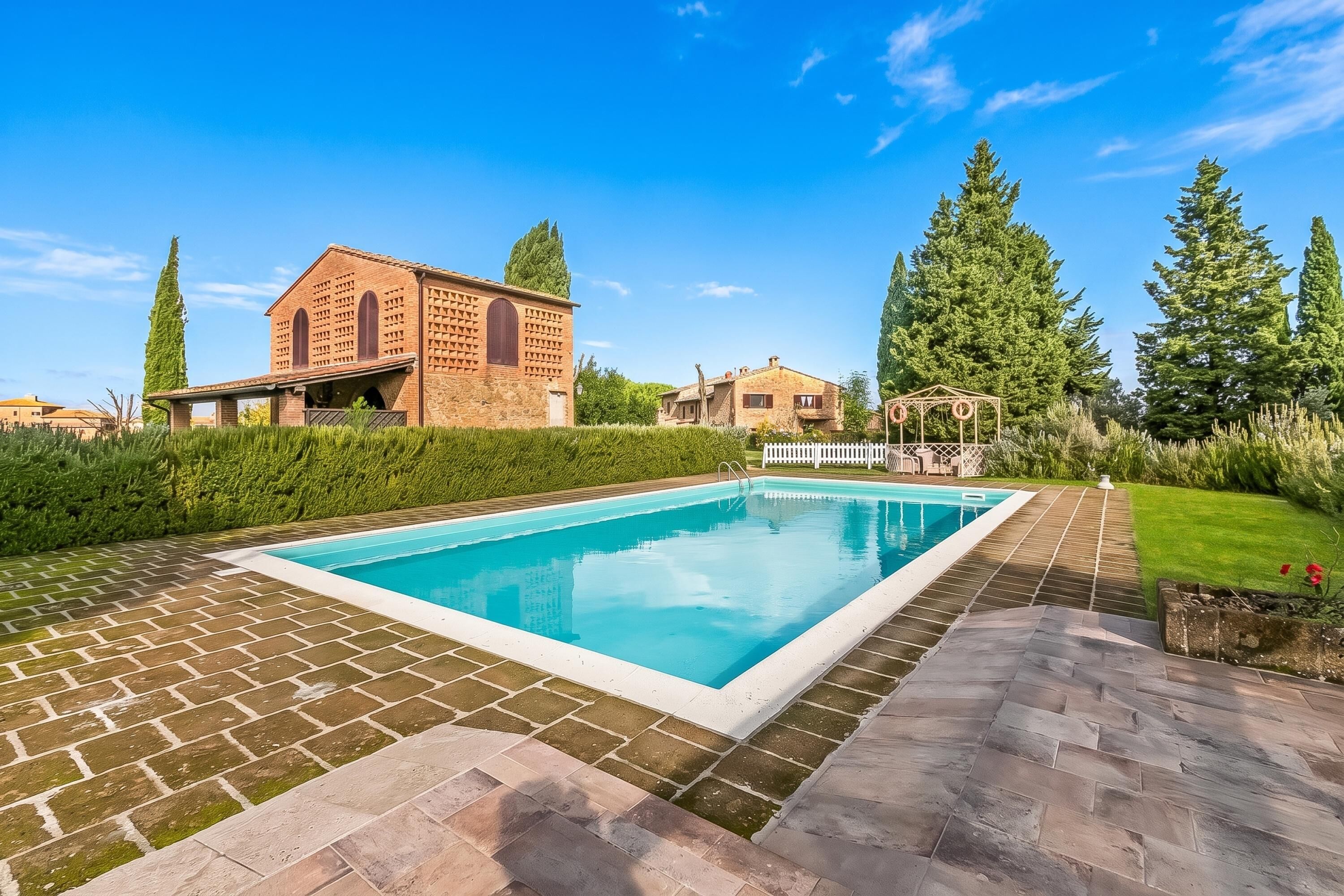 Standard-Apartment, 2 Schlafzimmer, Terrasse, Bergseite (Apt Ciclamino Shared Pool &) | Pool | Außenpool (je nach Saison geöffnet)