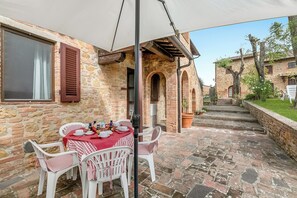 Outdoor dining - Charming Borgo Ciclamino Pool&activities (Montaione)