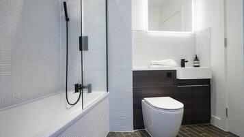 Douche, sèche-cheveux, serviettes fournies, savon