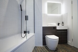 Douche, sèche-cheveux, serviettes fournies, savon