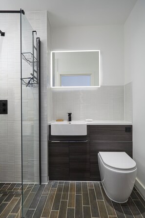 Douche, sèche-cheveux, serviettes fournies, savon