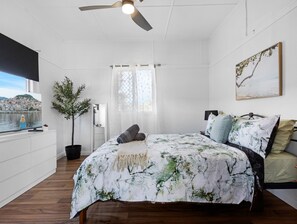 2 bedrooms, bed sheets - Spacious Home Near Urangan Beachfront (Hervey Bay)