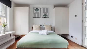 Tabla de planchar con plancha, cunas, wifi gratis y ropa de cama