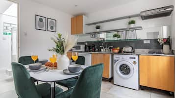 Lägenhet City - 1 dubbelsäng med bäddsoffa - icke-rökare - utsikt mot staden | Eget kök | Espressobryggare, kaffe- och tebryggare, vattenkokare och brödrost