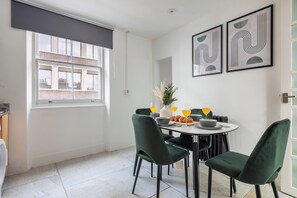 Apartamento urbano, 1 cama de casal e sofá-cama, para não fumantes, vista para a cidade | Área de estar | Smart TV 40 polegadas com canais via satélite