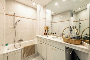 Apartamento | Baño | Bañera, secador de pelo, toallas y champú