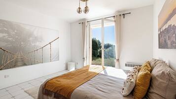 5 bedrooms, laptop workspace, iron/ironing board, bed sheets