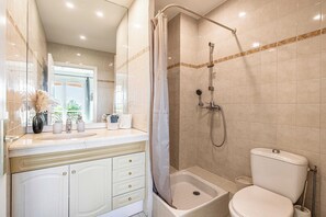Appartement | Salle de bain | Sèche-cheveux, serviettes fournies, shampoing, papier toilette