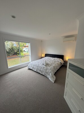 4 bedrooms, iron/ironing board, free WiFi, bed sheets